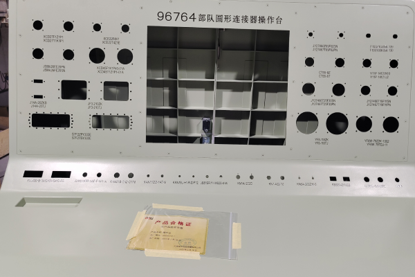 3D打印精确度：行业专家视角下的技术解析与应用影响  在当今制造业数字化转型的大潮中，3D打印技术以其独特的增材制造理念，正在逐步颠覆传统制造模式，为产品设计、原型制作乃至批量生产带来前所未有的灵活性与创新潜力。其中，3D打印精确度作为衡量打印效果的核心指标，不仅直接影响着成品的质量、性能与外观，更关乎其在各领域的实际应用价值。本文将从行业专家的视角，对3D打印精确度进行深入剖析，并探讨其对各行业应用的影响。  一、3D打印精确度的技术解析  1. 精确度定义与衡量标准  3D打印精确度，即指打印过程中实现设计模型与实物输出之间几何尺寸、形状及位置的一致程度。它通常由以下三个维度来衡量：  - 层厚精度：指每一打印层的实际厚度与设定值之间的偏差，反映了打印机在Z轴方向上的控制精度。 - XY平面精度：指打印物体在XY平面上各点的坐标位置与设计模型间的差异，体现了打印机在水平方向的定位精度。 - 表面粗糙度：反映打印物体表面微观不平整度，直接影响零件的外观质感和功能性表面接触特性。  2. 影响精确度的关键因素  行业专家指出，3D打印精确度受到多个因素的共同影响：  - 打印设备：打印机的机械结构稳定性、运动控制系统精度、喷头或激光器的性能等硬件因素，是决定精确度的基础。 - 打印材料：不同材料的熔融温度、冷却速率、收缩特性等会影响打印过程中的形变与应力分布，从而影响精确度。 - 工艺参数：如打印速度、填充密度、支撑策略、加热床温度等，需根据具体材料和模型特征优化设置，以平衡打印效率与精确度。 - 模型设计与处理：合理的设计（如避免悬垂、薄壁等复杂结构），以及切片软件对模型的处理（如层厚选择、路径规划等），也对精确度产生显著影响。  二、3D打印精确度对应用领域的影响  1. 工业制造  在精密零部件制造、航空航天、汽车等领域，对3D打印精确度的要求极高。高精度打印能够实现复杂结构的精确还原，减少后续加工工序，甚至实现传统制造难以完成的轻量化设计与功能集成。同时，精确度直接影响零件的装配精度与整体性能，对于保证产品质量和安全性至关重要。  2. 医疗领域  在个性化医疗植入物、手术导板、生物打印等应用中，3D打印精确度直接影响患者的治疗效果与生活质量。例如，骨科植入物需要精确匹配患者骨骼解剖结构，以确保最佳的固定效果和最小的手术创伤；而生物打印则需精确控制细胞分布与微环境，以引导组织再生。  3. 艺术与创意产业  在珠宝设计、雕塑创作、文物复制等领域，3D打印精确度决定了作品的细节表现力与艺术价值。高精度打印能忠实再现设计师的构思，实现复杂纹理与精细结构的精准刻画，提升作品的艺术魅力与收藏价值。  三、未来趋势与展望  随着3D打印技术的持续发展，行业专家预测：  - 技术革新：新型打印技术（如连续液面打印、光固化立体印刷等）与高性能材料的出现，将进一步提升打印精确度。 - 智能优化：借助人工智能、机器学习等技术，实现工艺参数的自动优化与实时监控，确保打印过程的稳定性和精确度。 - 标准化与认证：随着行业标准的建立与完善，3D打印精确度的测试方法与评价体系将更加统一、科学，有助于推动技术的广泛应用与市场认可。  综上所述，3D打印精确度不仅是衡量打印质量的核心指标，更是决定其在各领域应用价值的关键因素。面对日益增长的高精度打印需求，行业专家将持续关注并推动相关技术的研发与应用，以期在数字化制造浪潮中发挥更大作用，助力各行业创新升级。